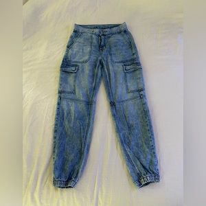 American Eagle light washed cargo jeans in a size 4 (small flaw)